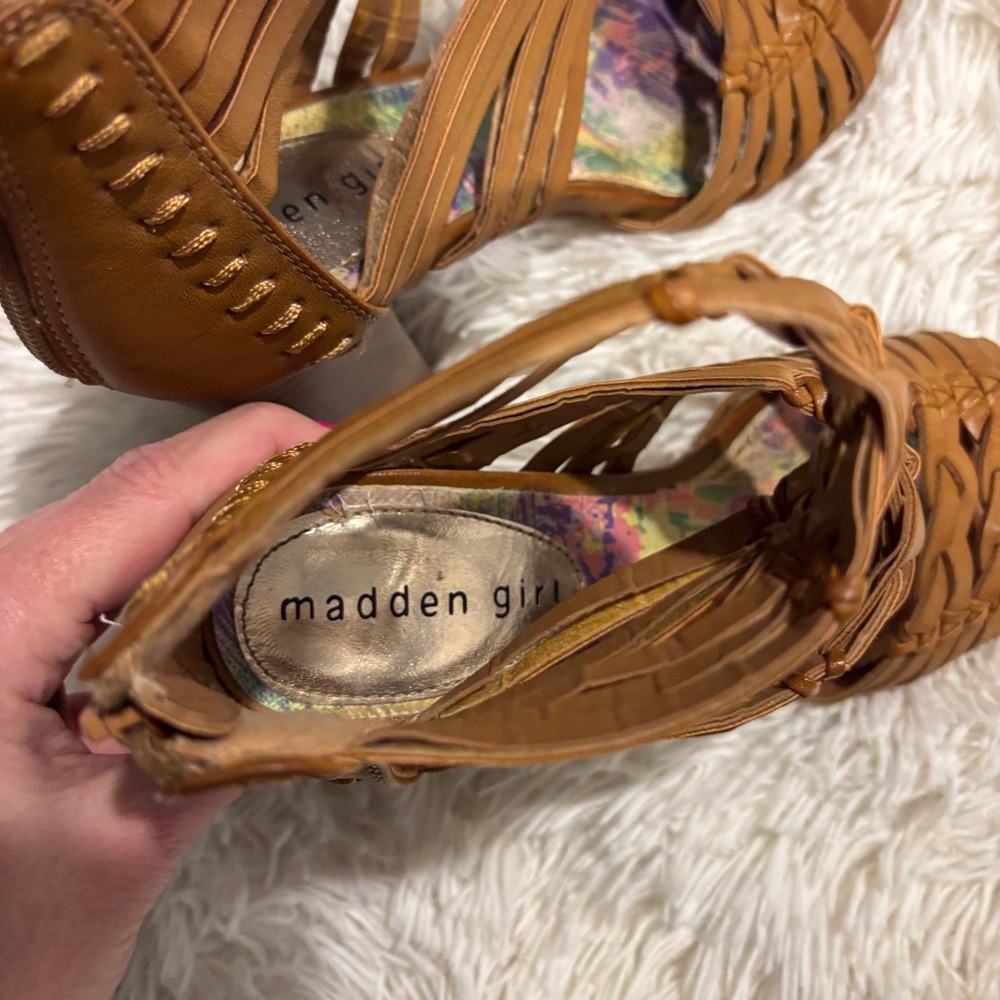 MADDEN GIRL *REVVY* BLOCK HEEL SANDALS COLOR~TAN SIZE 6 - Picture 6 of 10